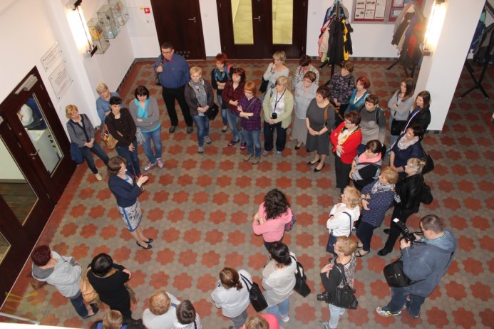 Bibliotekarze zwiedzają wnętrze wiślańskiej biblioteki