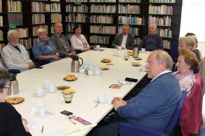 Spotkanie grupz dyskusyjnej w bibliotece