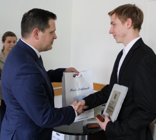 Jeremiasz Bujok (po prawej) odbiera statuetkę od burmistrza Wisły Tomasza Bujoka