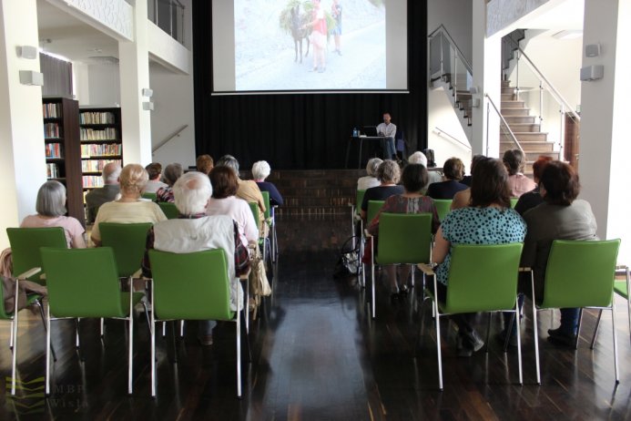 Zdjęcie ze spotkania z podróżnikiem Leszkiem Szczasnym
