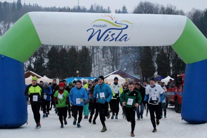 Zawodniczki i zawodnicy ruszają na trasę biegu