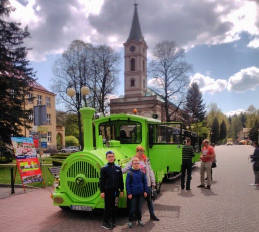 Dzieci przed podróżą ciuchcią turystyczną