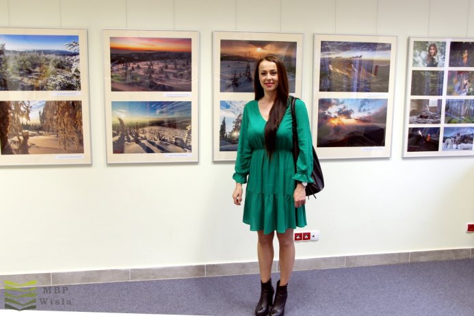 Agnieszka Kamieniorz na tle swoich prac