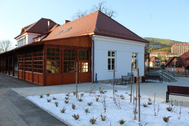 Zrewitalizowany budynek dworca kolejowego w Wiśle