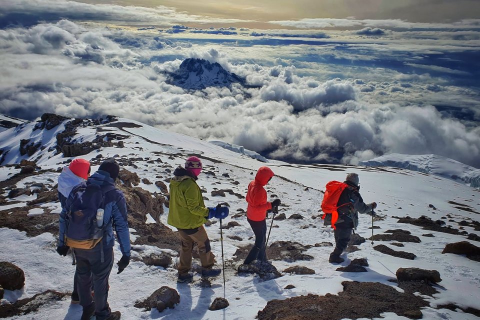 Uczestnicy wyprawy schodzą ze szczytu Kilimandżaro