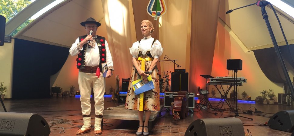 Tydzień Kultury Beskidzkiej w Wiśle - konferansjerzy Izabela Pustówka i Zbigniew Czyż