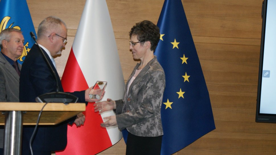Dyrektor SP nr 1 Gabriela Polok-Otawa odbiera wyróżnienie z rąk Starosty Cieszyńskiego Mieczysława Szczurka