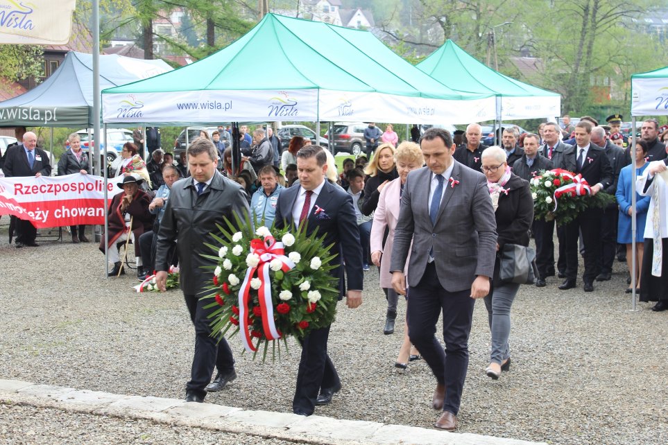 Złożenie kwiatów przez burmistrza oraz pracowników UM Wisła