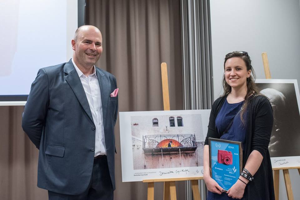 Nagrodzona z pracą w tle