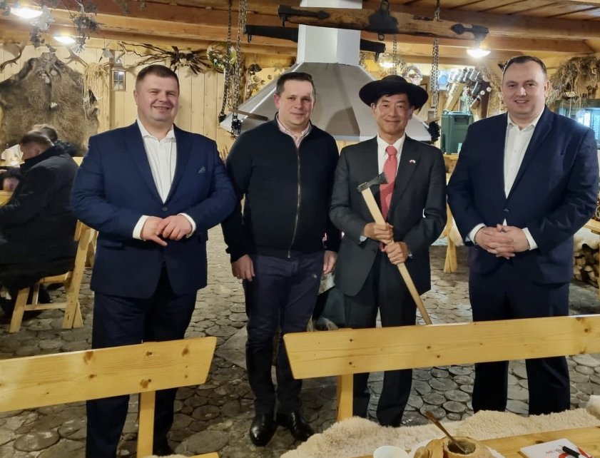 Ambasador Akio Miyajima z burmistrzem Tomaszem Bujokiem oraz marszałkami województwa śląskiego - Jakubem Chełstowskim i Wojciechem Kałużą