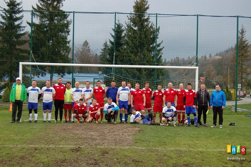 Pamiątkowe zdjęcie obu drużyn