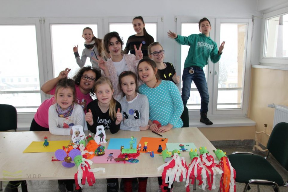 Dzieci na zajęciach w bibliotece