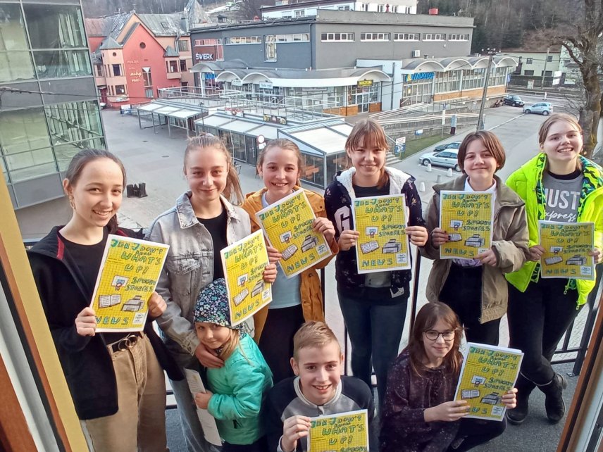 Młodzież z gazetką