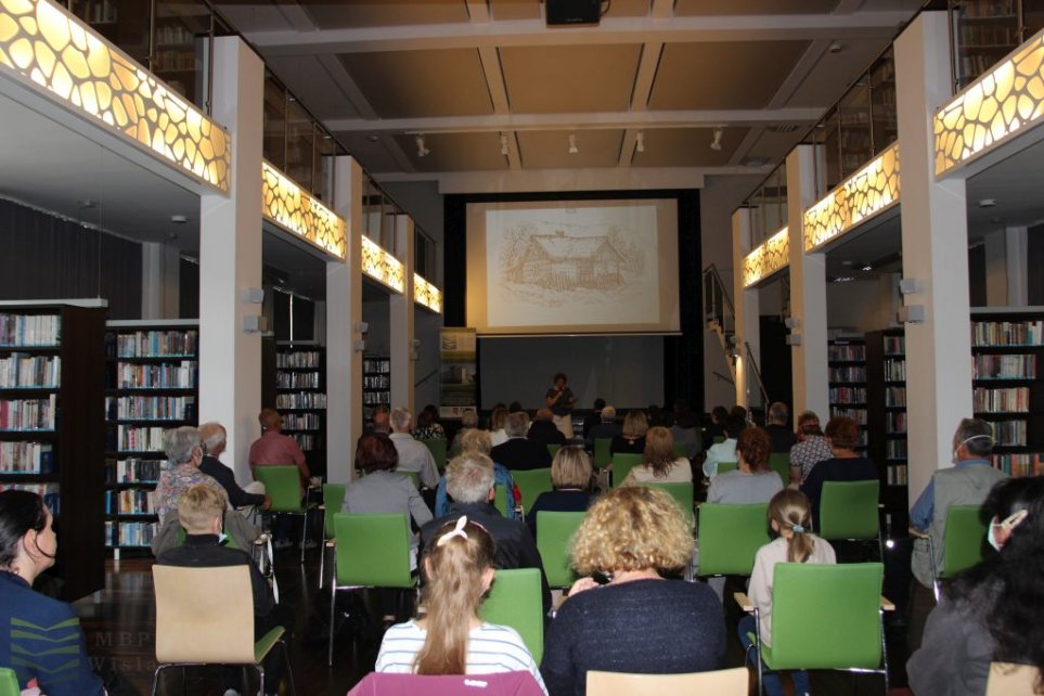 Uczestnicy spotkania w bibliotece