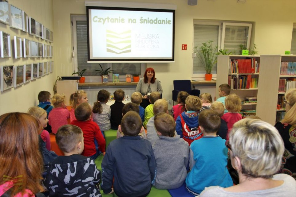 Czytanie dla dzieci w bibliotece