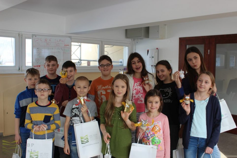 Uczestnicy zajęć podczas ferii w bibliotece