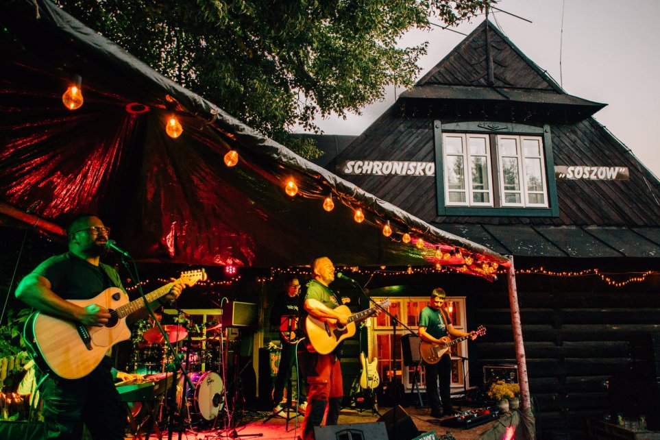 Scena przy schronisku