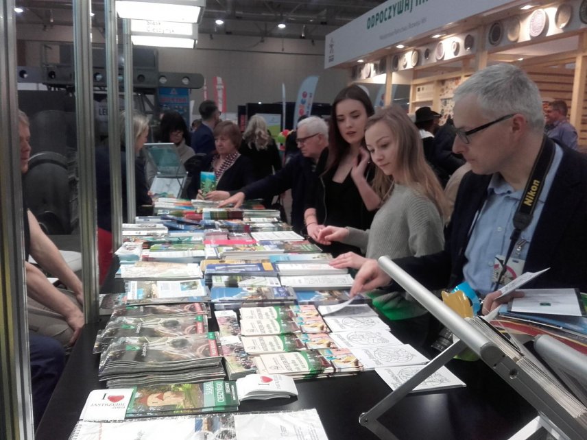 Goście odwiedzający stoisko