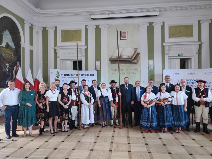 Uczestnicy konferencji z ministrem Grzegorzem Pudą