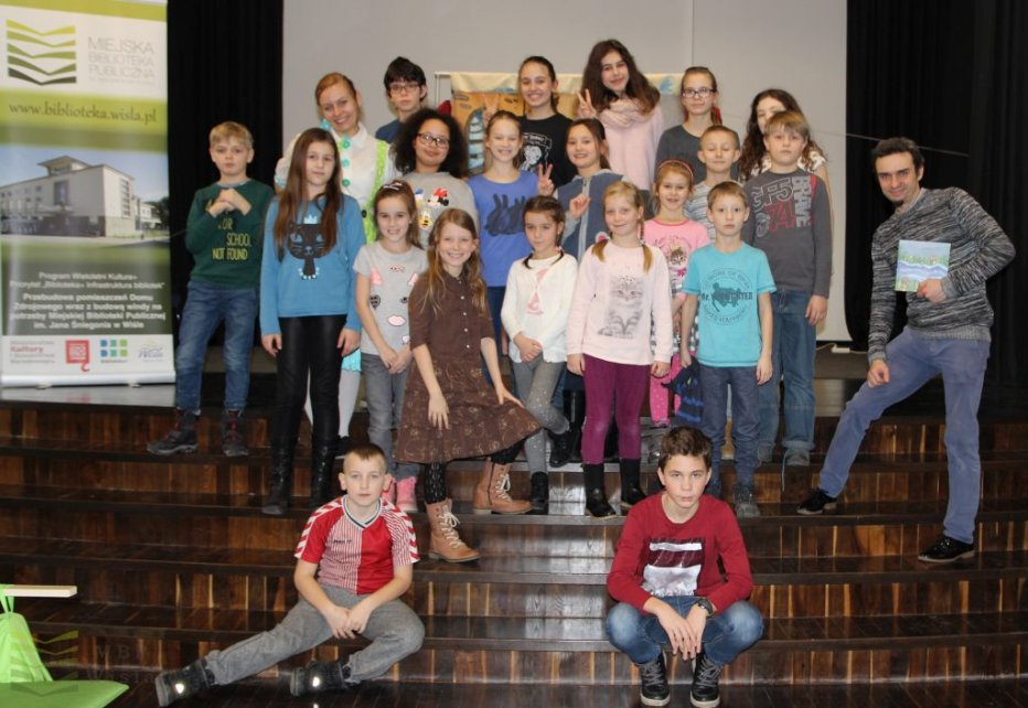 Dzieci na scenie biblioteki