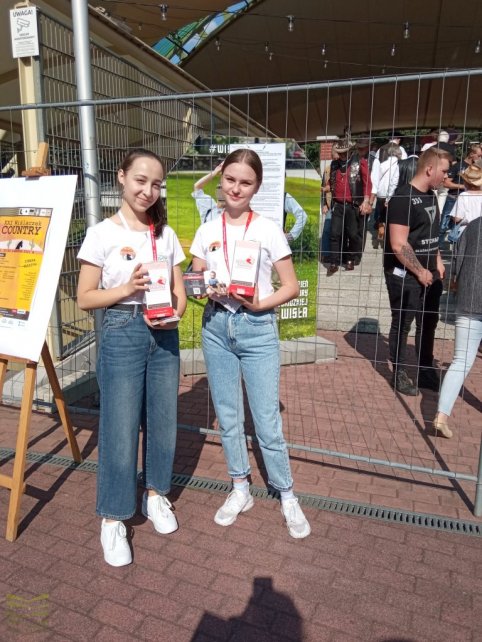 Wolontariusze zaangażowani w zbiórkę w amfiteatrze