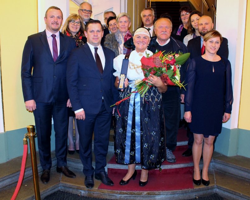 Laureatka Srebrnej Cieszynianki w otoczeniu wiślan