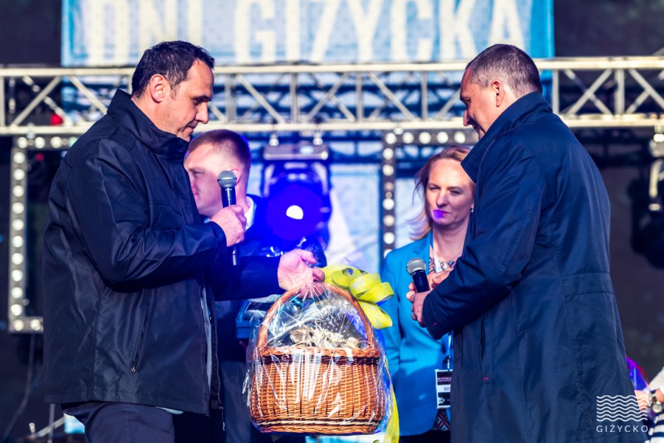 Przekazanie pamiątkowego upominku z Wisły dla burmistrza Giżycka