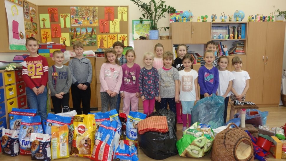 Uczniowie SP1 z zebranymi darami dla zwierząt