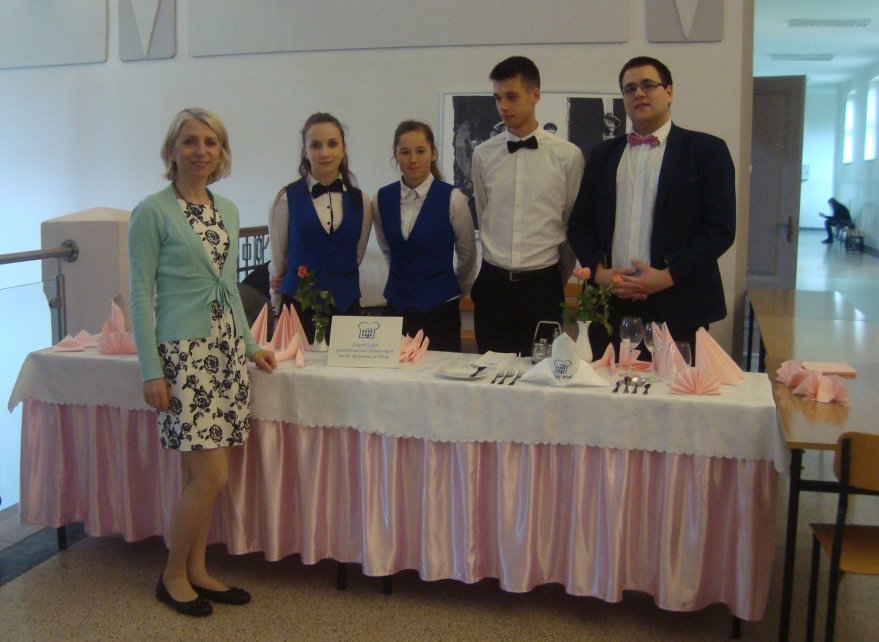 Uczniowie ZSGH przy nakrytym stole