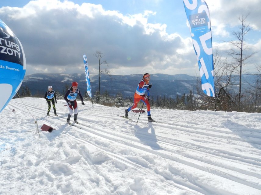 Biegacze narciarscy na trasie zawodów na Salmopolu