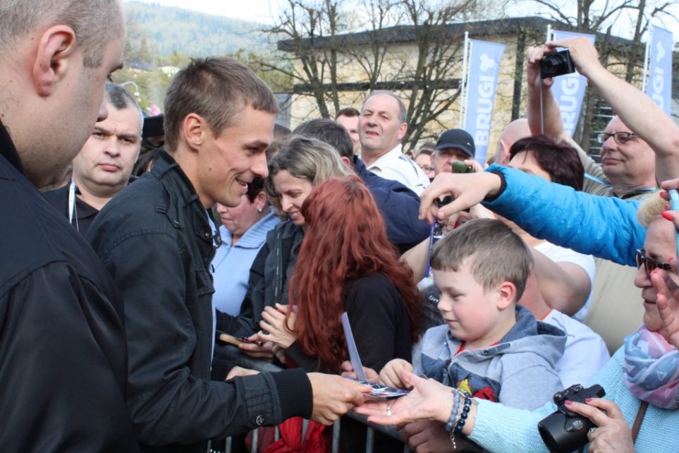 Piotr Żyła rozdaje autografy na placu Hoffa