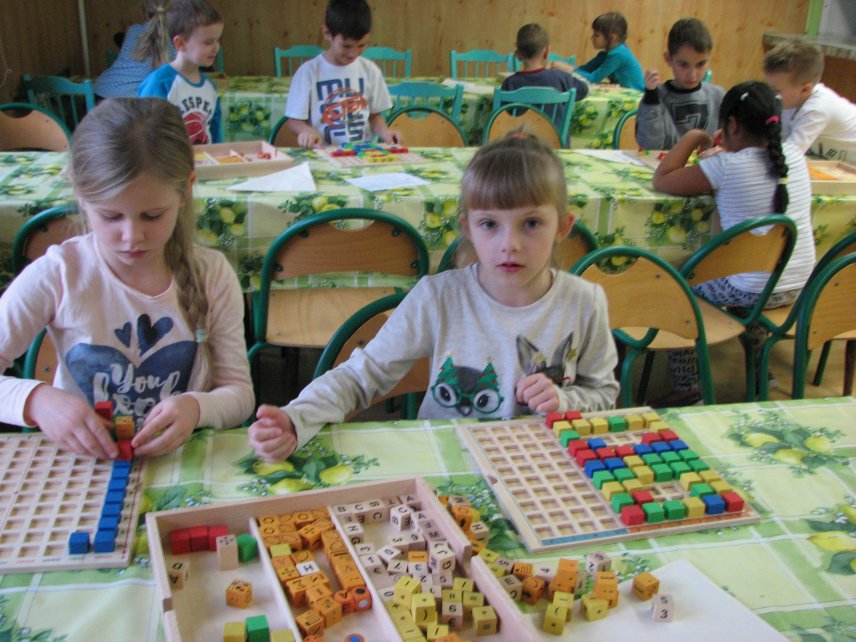 Dzieci korzystają z urządzeń EDUMatrix