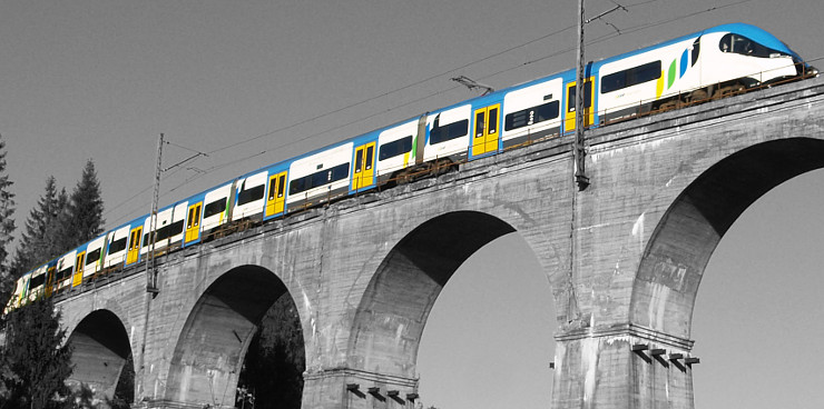 Pociąg na wiadukcie w Łabajowie