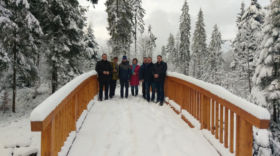 Uczestnicy spotkania na ścieżce w Czarnem