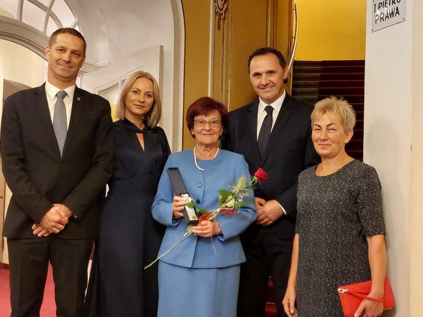 Laureatka wraz przedstawicieli władz samorządowych miasta Wisła