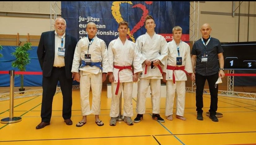 Zawodnik UKS Wisła Centrum w towarzystwie innych zawodników i sędziów