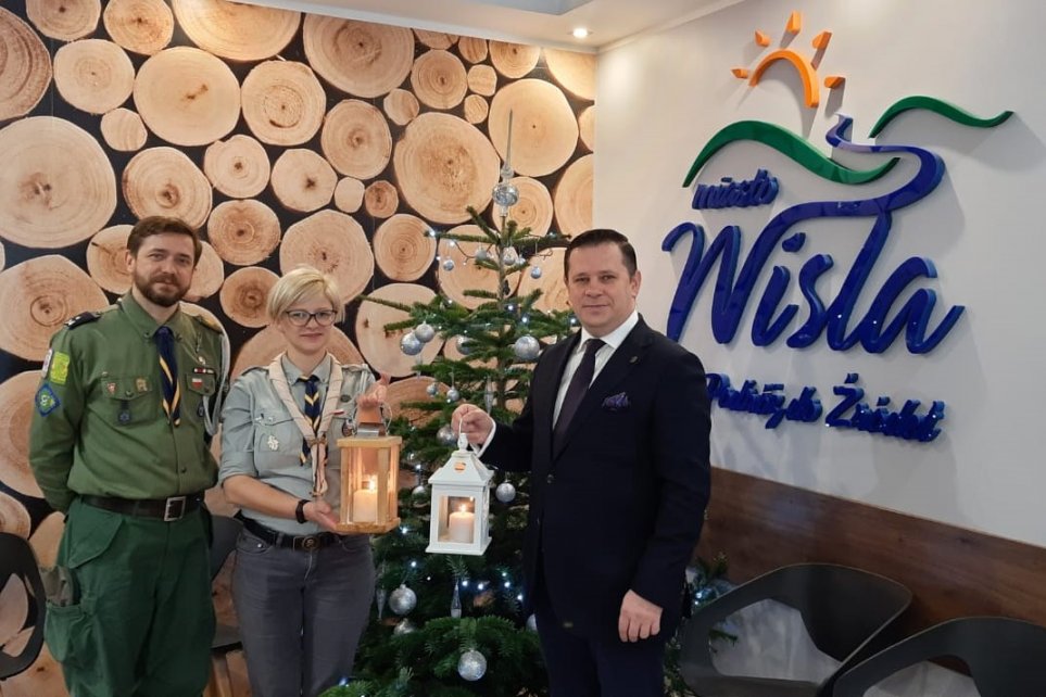 Władze cieszyńskiego hufca ZHP przekazują betlejemskie światło Burmistrzowi  Miasta Wisła