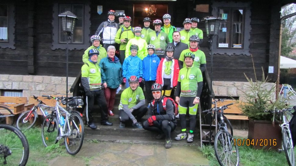 Grupowe zdjęcie uczestników wycieczki z burmistrzem Wisły