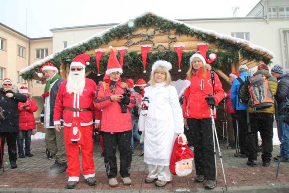 Uczestnicy Mikołajkowego Marszu Nordic Walking