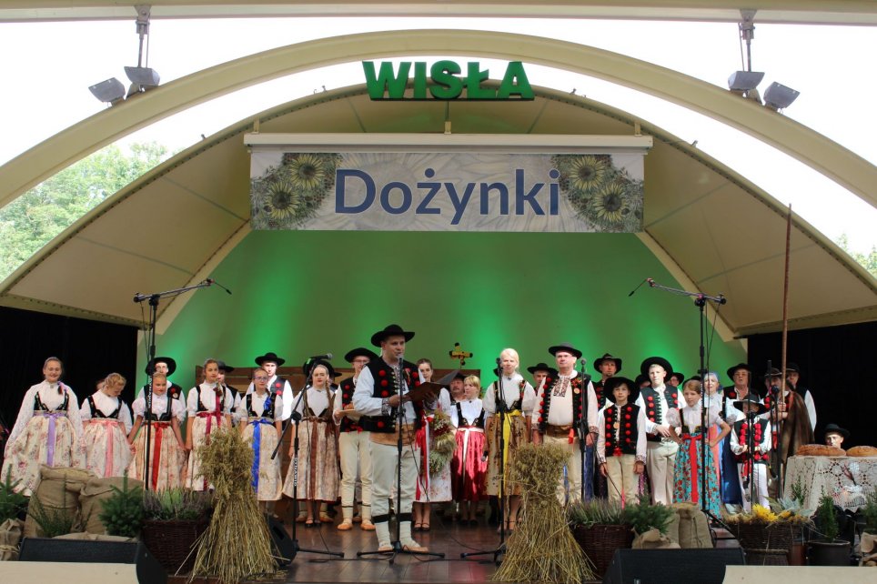 Obrzęd dożynkowy na scenie amfiteatru