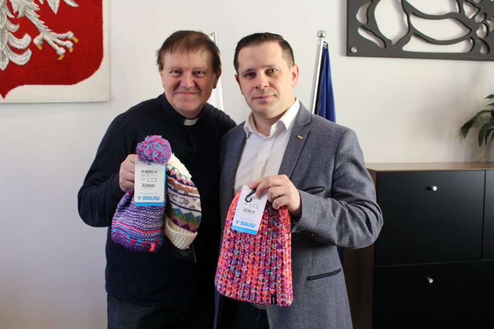 Przekazanie czapek dla ks. Jana Byrta