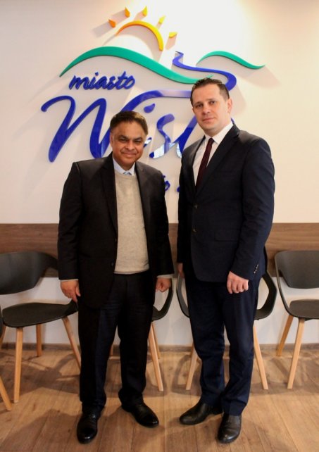 Charge d'Affaires Ambasady Indii Amarjeet Singh Takhi z burmistrzem Tomaszem Bujokiem