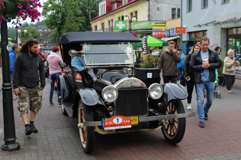 Zlot pojazdów zabytkowych w centrum Wisły