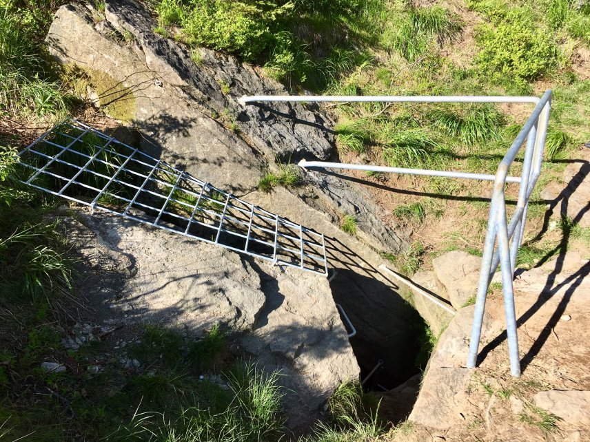 Barierki i kraty zabezpieczające otwór wejściowy do jaskini