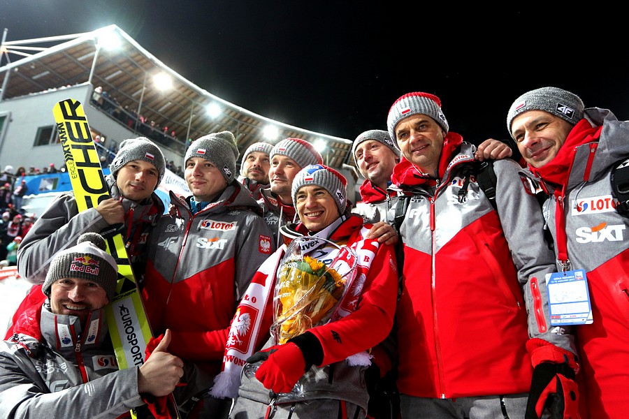 Polscy kadrowicze na tle trybun skoczni w Malince - fot. Alicja Kosman/PZN