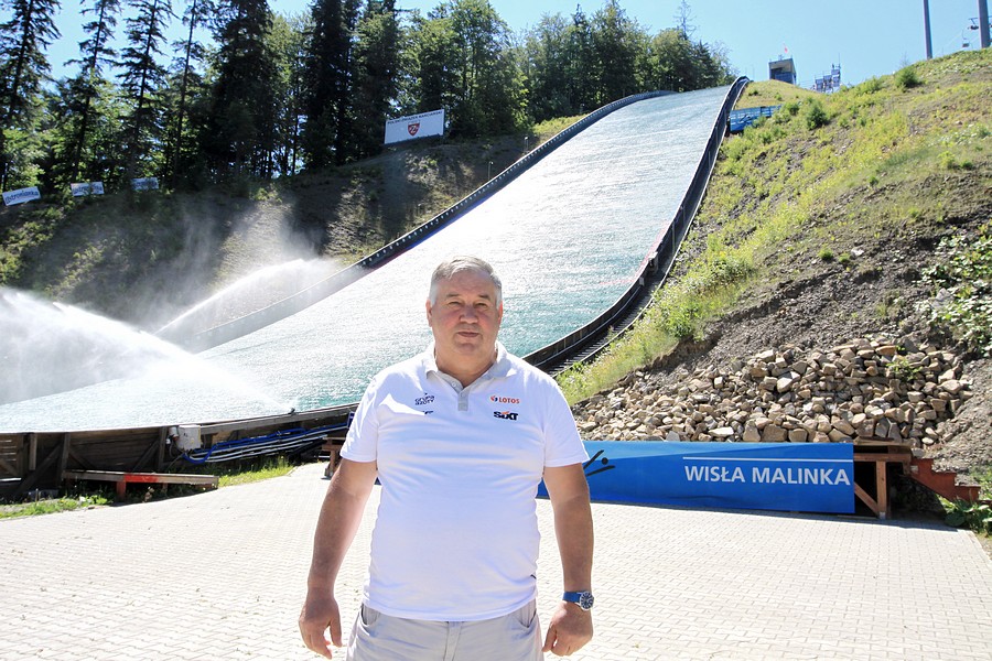 Andrzej Wąsowicz na tle skoczni w Wiśle Malince