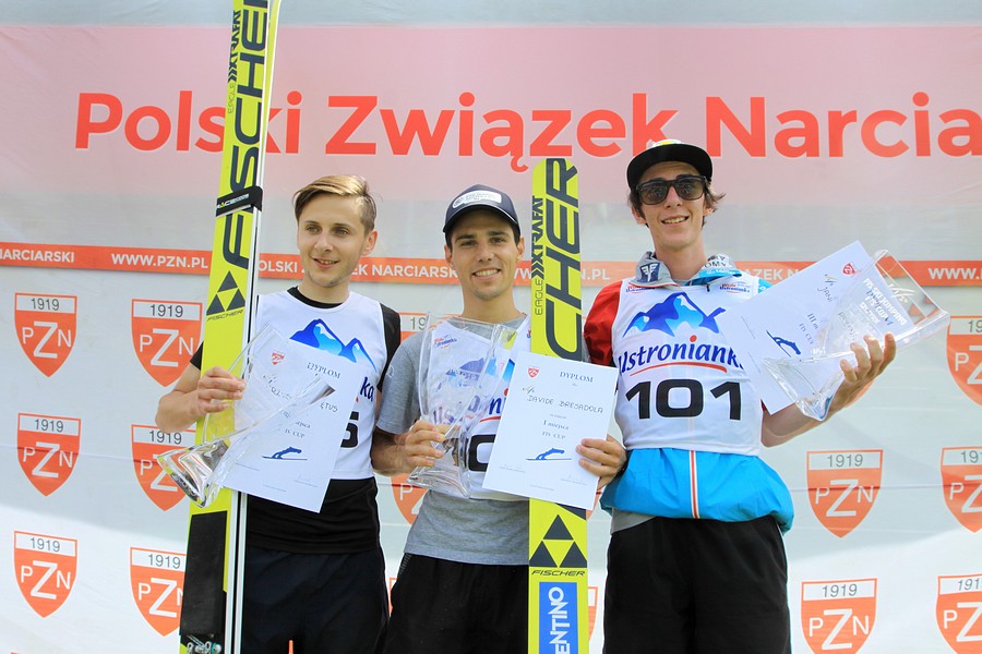 Zawodnicy na podium niedzielnych zawodów FIS Cup