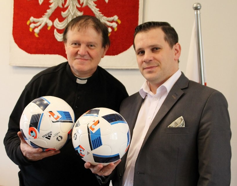 Burmistrz Tomasz Bujok i ksiądz Jan Byrt z piłkami