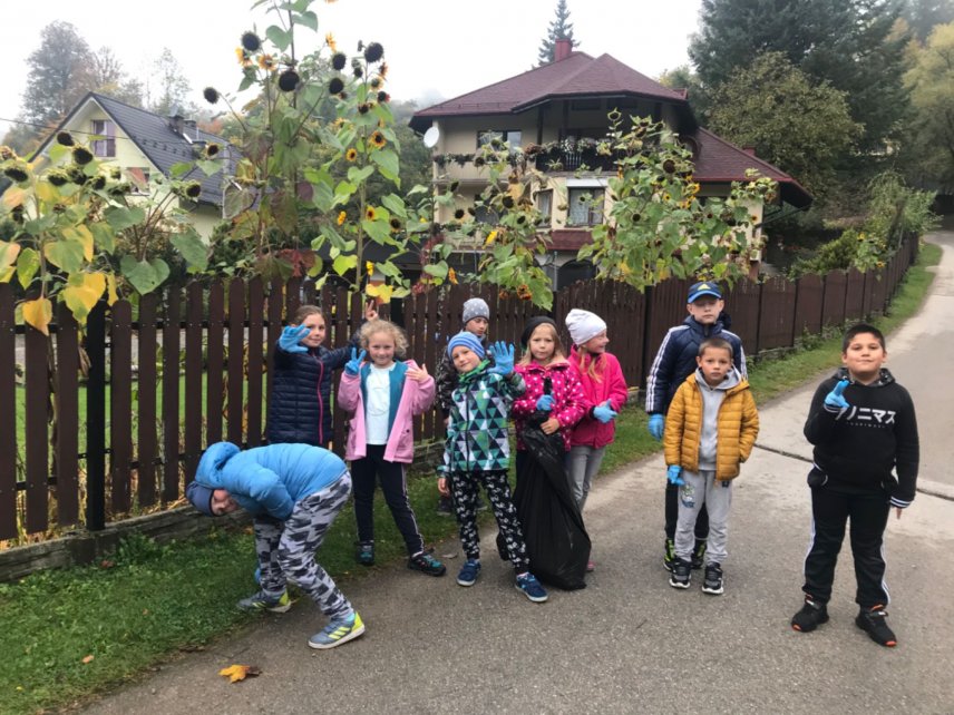 Klasa II podczas akcji sprzątania świata
