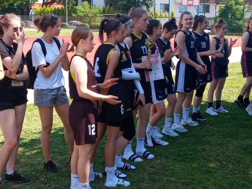 Koszykarki z pucharem